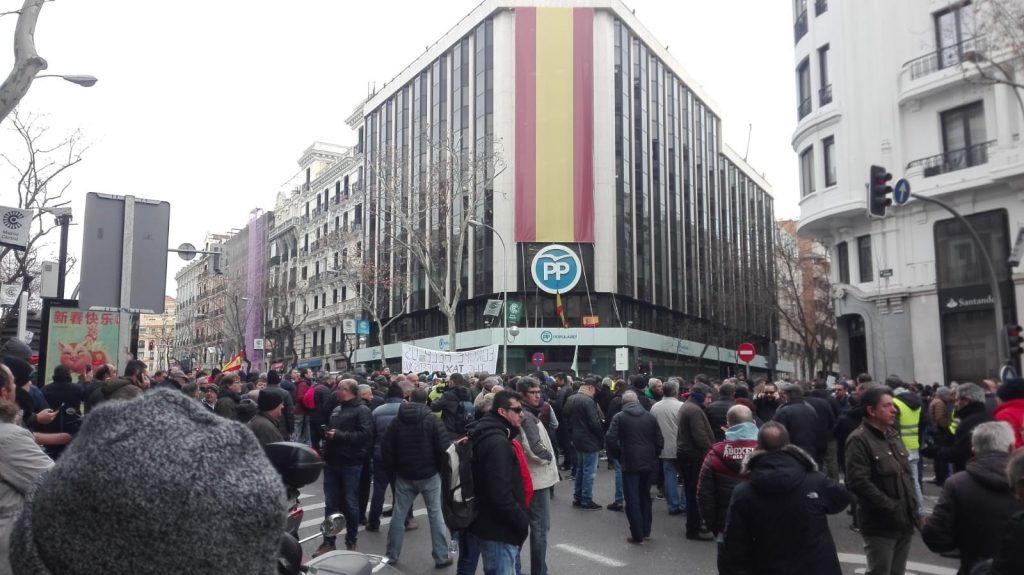 Los VTC se manifiestan en Ferraz (PSOE) y los taxistas en Génova (PP) 1