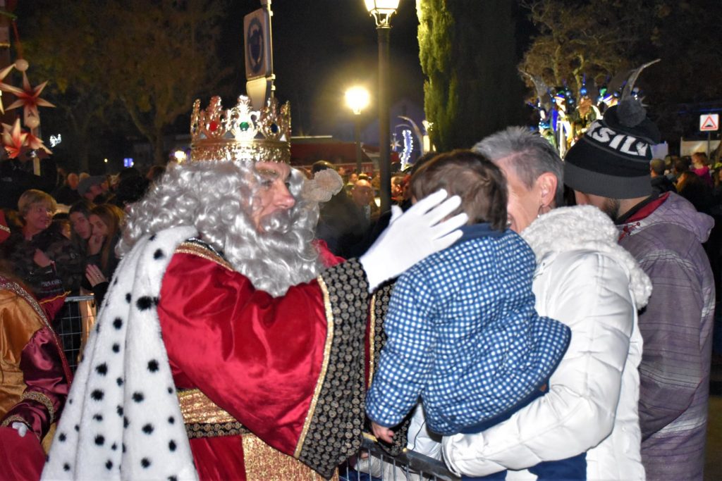 Cabalgata de los Reyes Magos en Villaviciosa: nuevo recorrido, mucha magia y caramelos 2