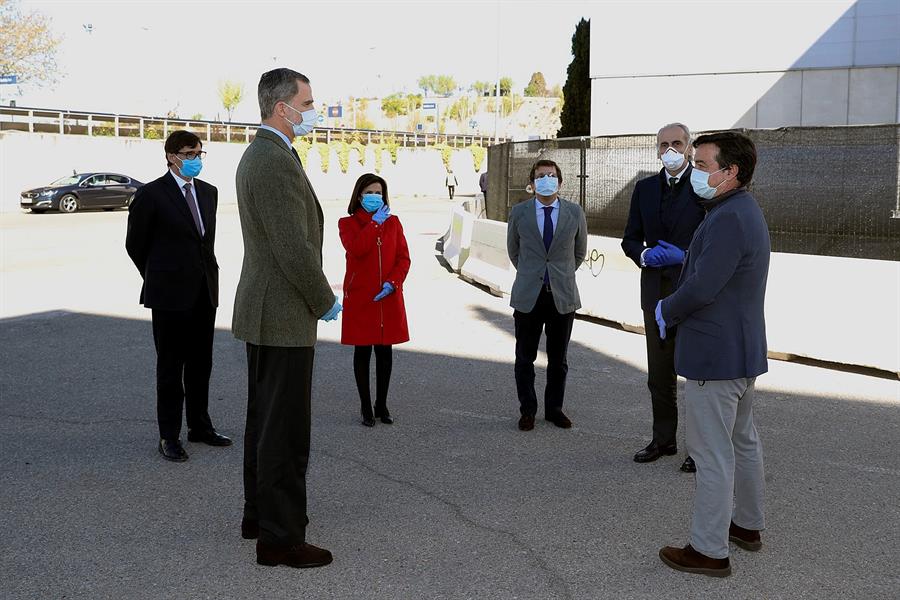 Felipe VI visita el hospital de Ifema: "Enhorabuena, y gracias" 10