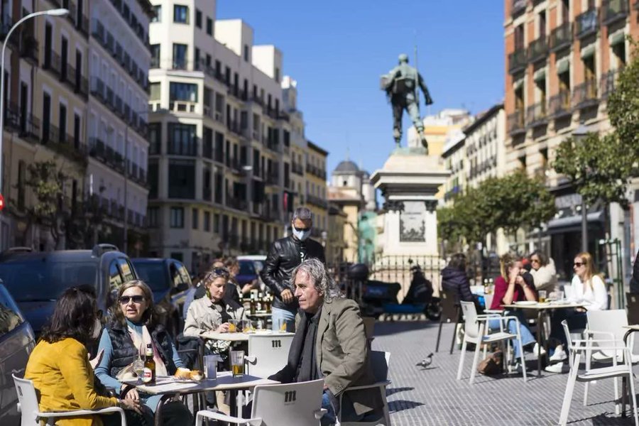 Madrid busca reactivar la Semana Santa mientras vuelve al riesgo extremo 15