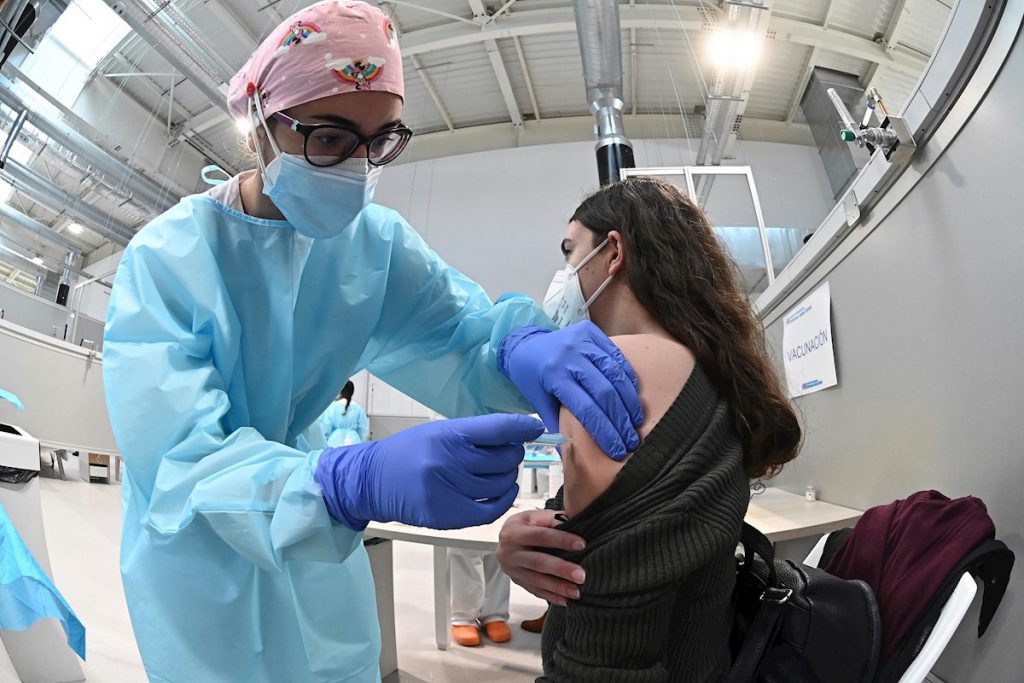 Madrid abre la vacunación desde los 12 años mientras siguen bajando los contagios 1