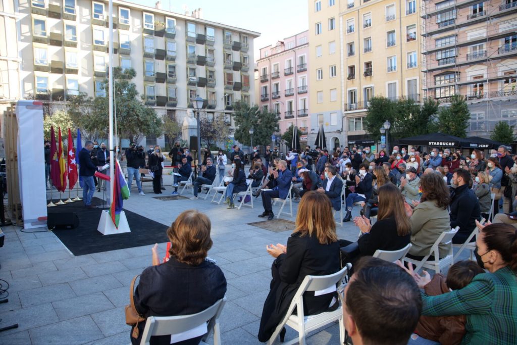 La bandera LGTBI ya ondea, para siempre, en la capital 1