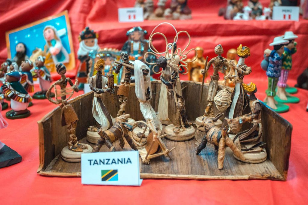 Una muestra internacional de belenes decora el Ayuntamiento de Manzanares 7