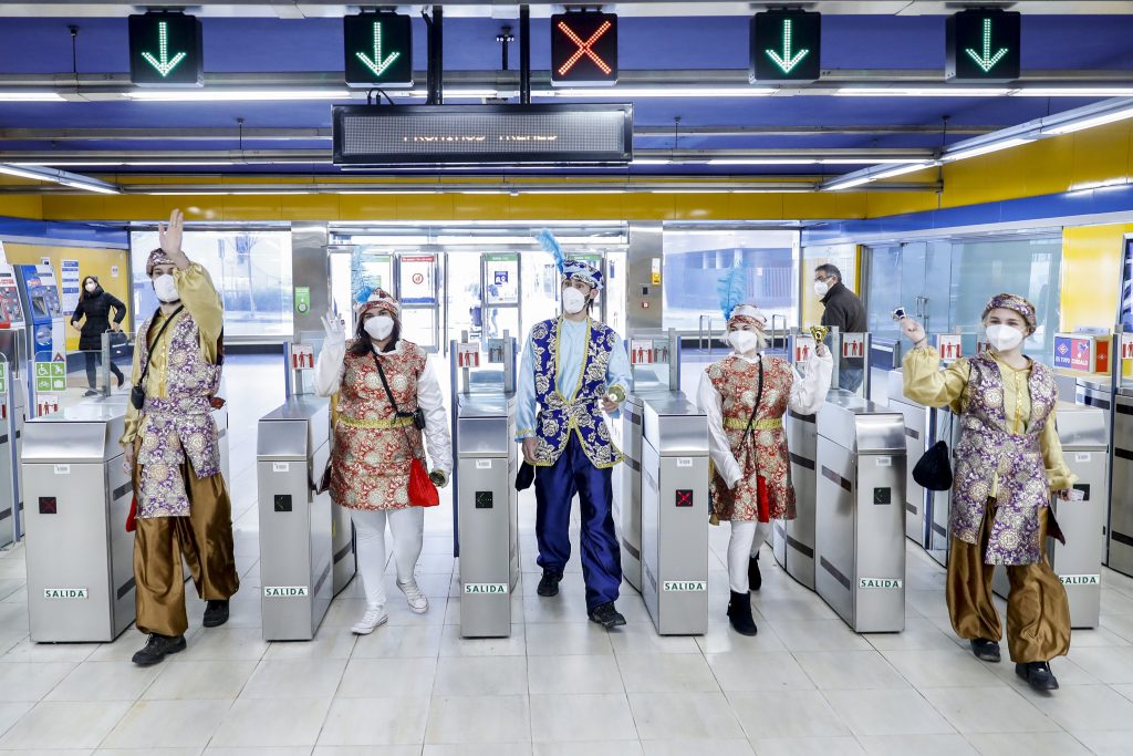 Los Pajes Reales del Tren de la Navidad felicitarán las fiestas a los usuarios de Metro 2