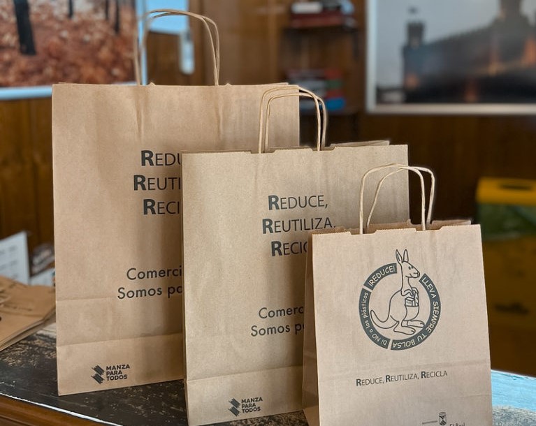 Los comercios de Manzanares reparten bolsas de papel para frenar el uso del plástico 4