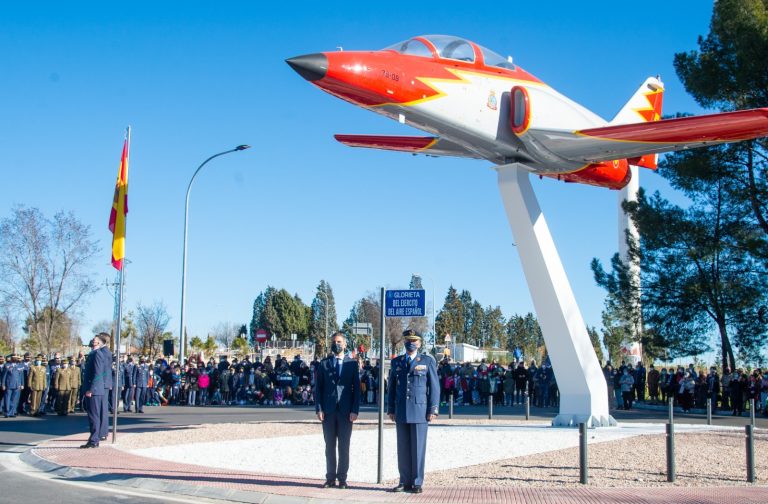 Un C-101 homenajea en Alcalá al comandante Garvalena de la Patrulla Águila