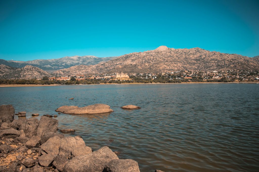 El Embalse de Santillana y la torre del cuento de hadas a media hora de la capital 8