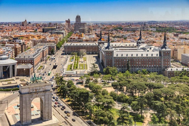 Diez miradores para vivir el cielo de Madrid