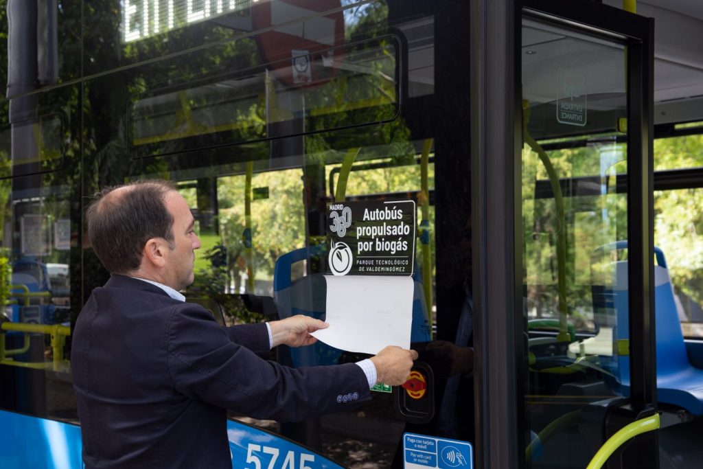 Del cubo de la basura al depósito del autobús: El biometano de Valdemingómez moverá los autobuses de EMT 4