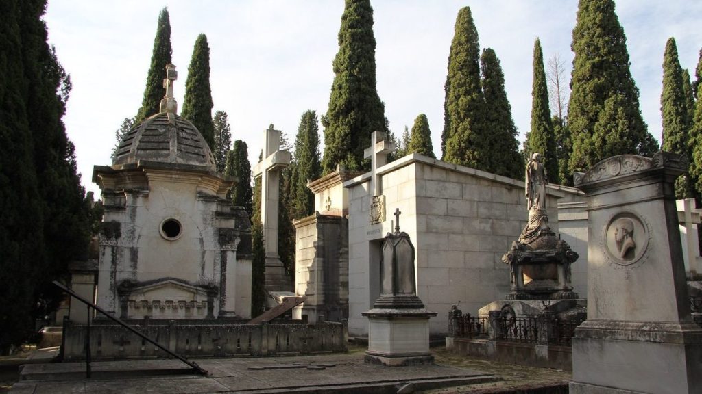 Día de Todos los Santos: Horarios de cementerios, transporte público y actividades alternativas 3