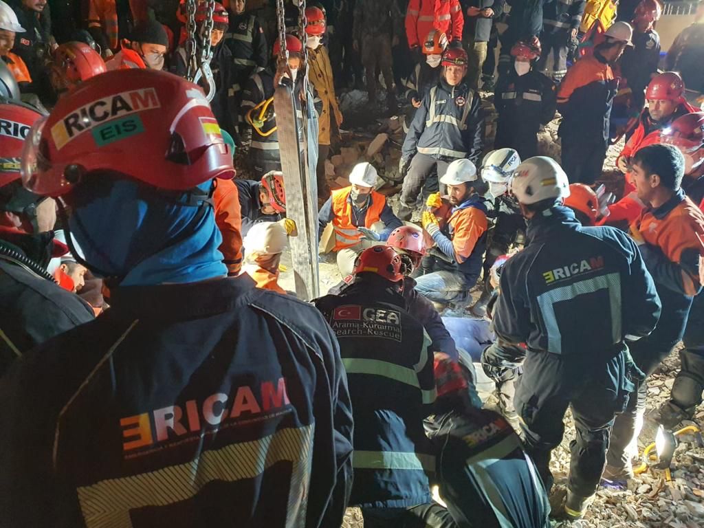 ERICAM rescata en Turquía a una mujer que llevaba seis días bajo los escombros 1