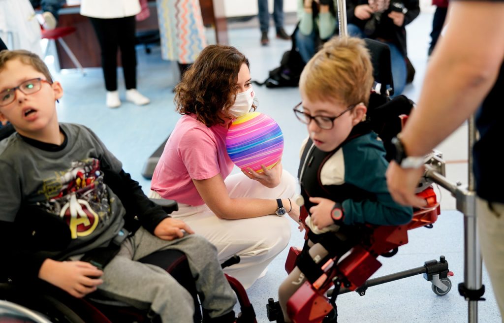 Exoesqueletos biónicos ayudarán a la rehabilitación de menores en los hospitales públicos 2