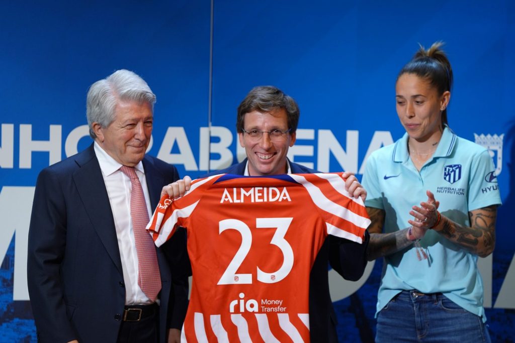 Ayuso y Almeida homenajean al Atlético de Madrid Femenino por su segunda Copa de la Reina 1