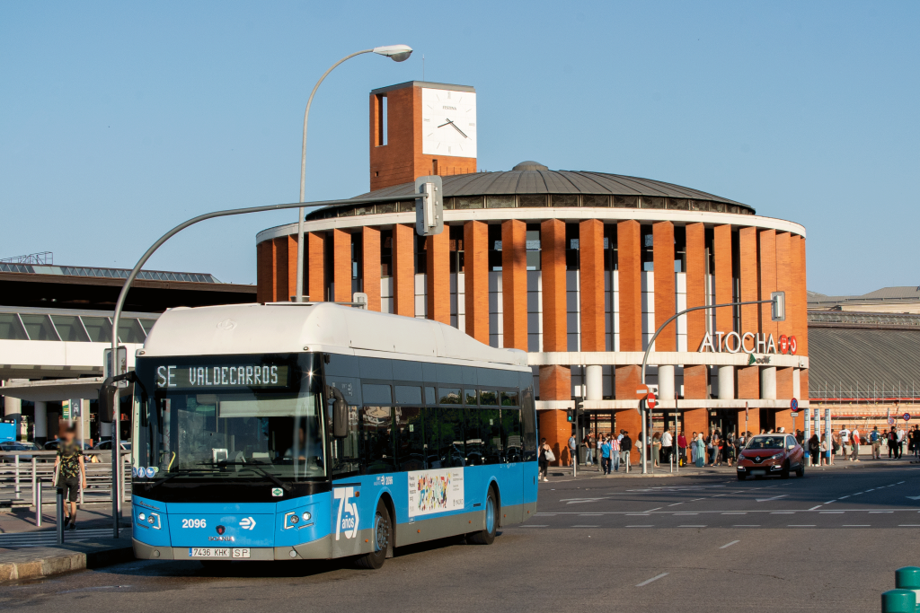 Casi un millón de madrileños ha usado el autobús alternativo a la línea 1 de Metro 2