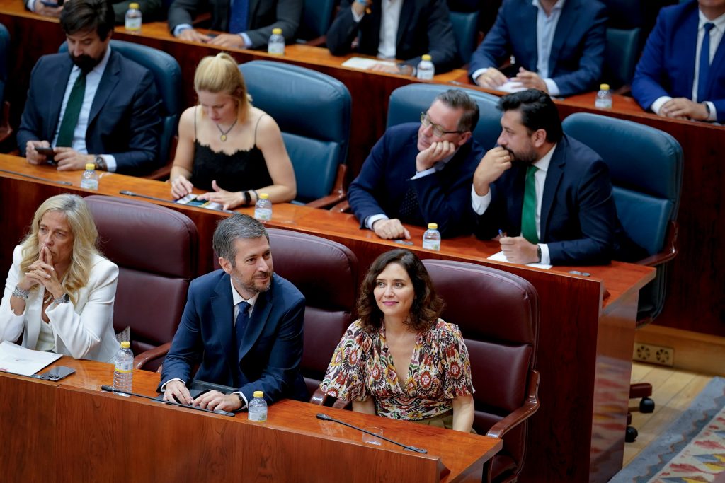 Ayuso reaparece en la Asamblea tras perder a su bebé 18