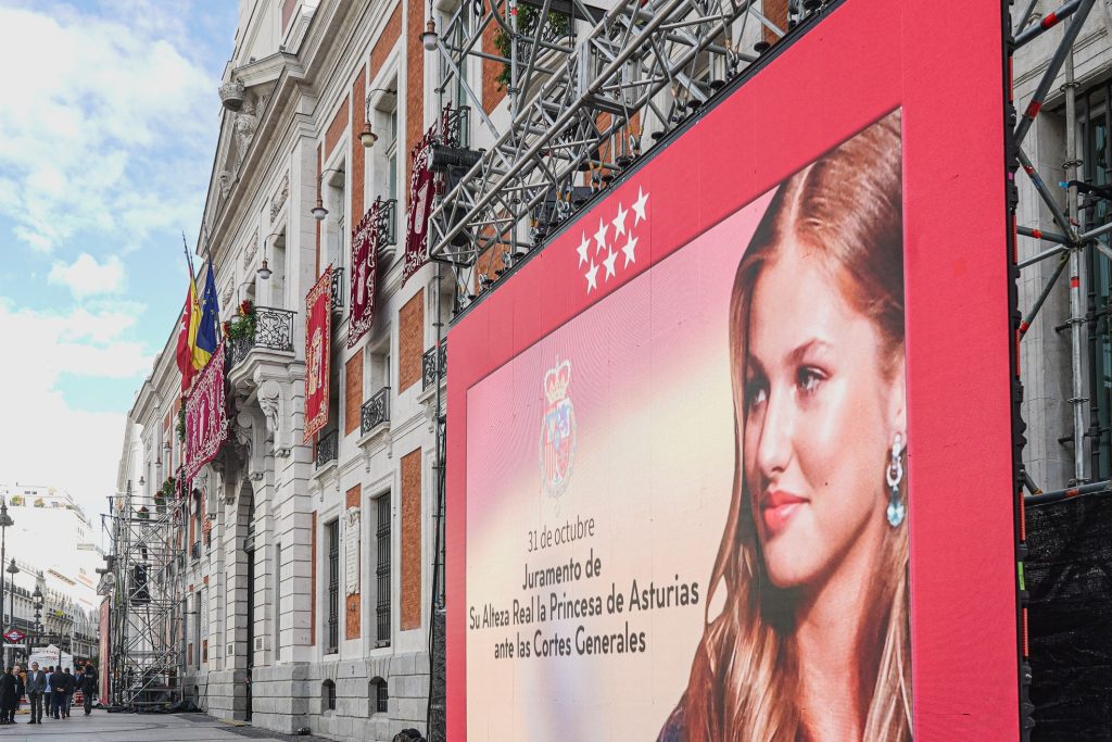 Leonor de Borbón y Ortiz jura la Constitución en un Madrid teñido de un dulce rojo y amarillo 11