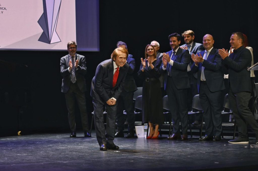 Raphael deja huella en la gran noche de los Premios Ciudad de Alcalá 1