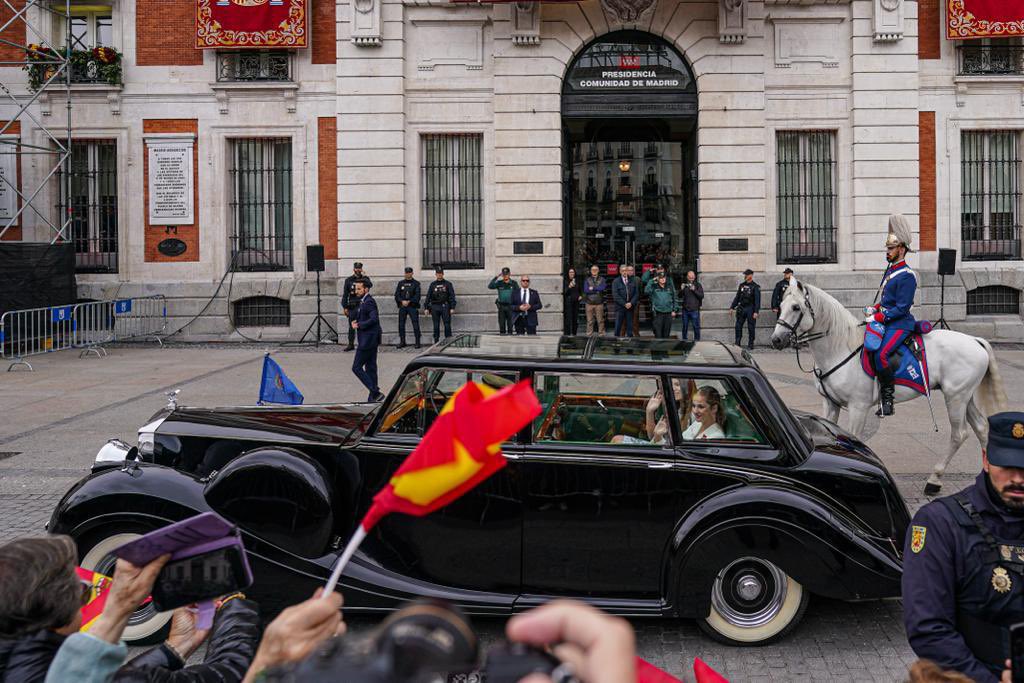 Leonor de Borbón y Ortiz jura la Constitución en un Madrid teñido de un dulce rojo y amarillo 5