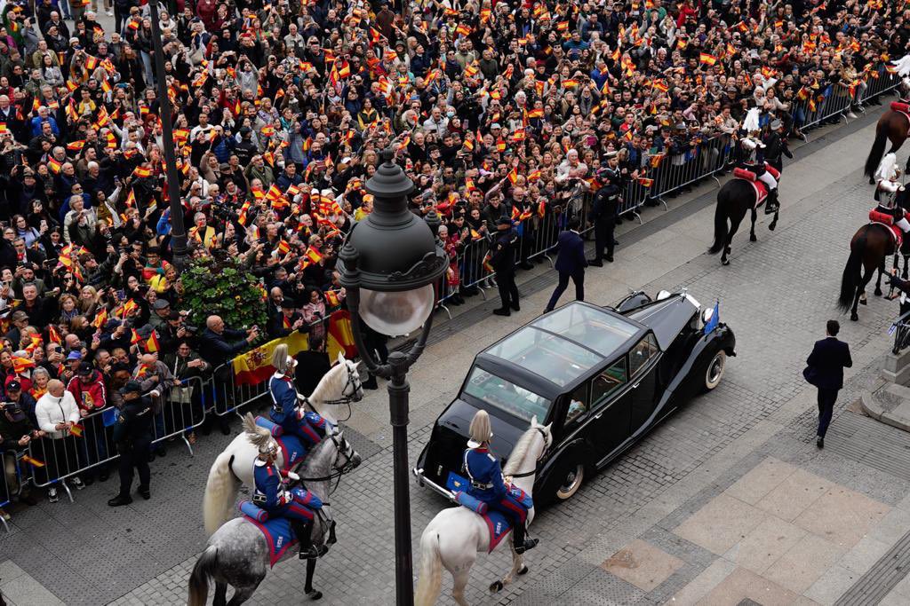 Leonor de Borbón y Ortiz jura la Constitución en un Madrid teñido de un dulce rojo y amarillo 6