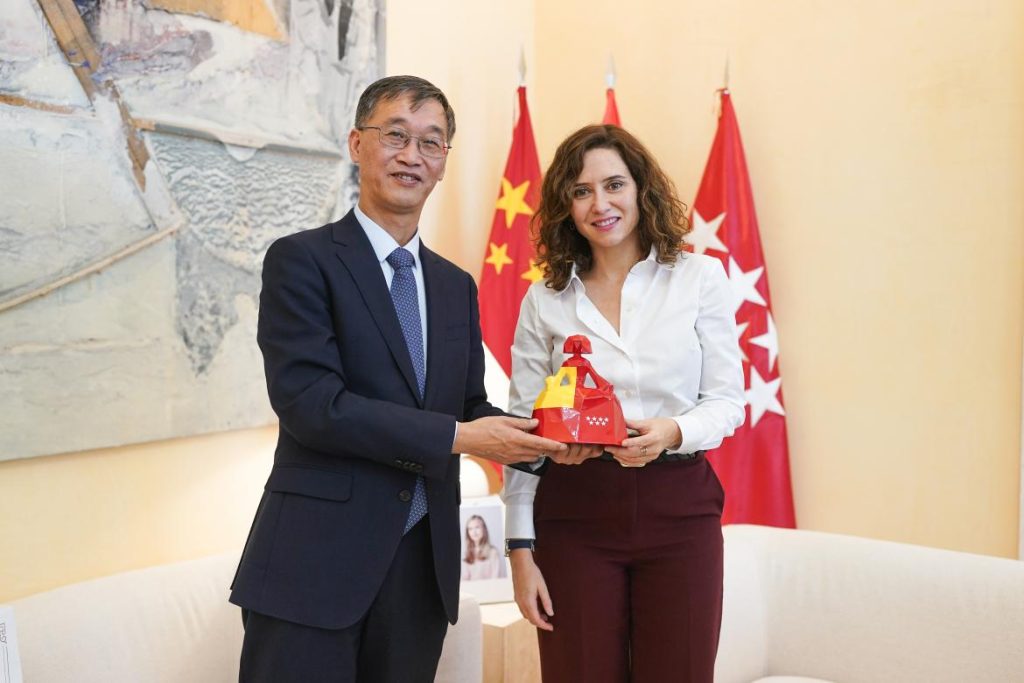 Díaz Ayuso recibe al embajador de la República Popular China en España 1