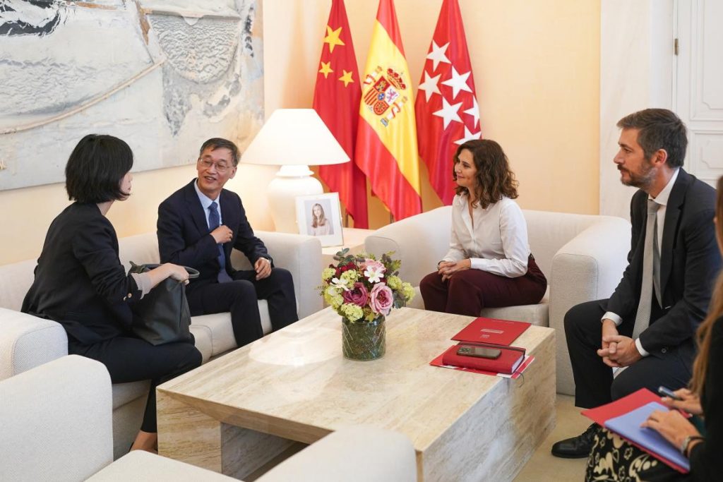 Díaz Ayuso recibe al embajador de la República Popular China en España 2