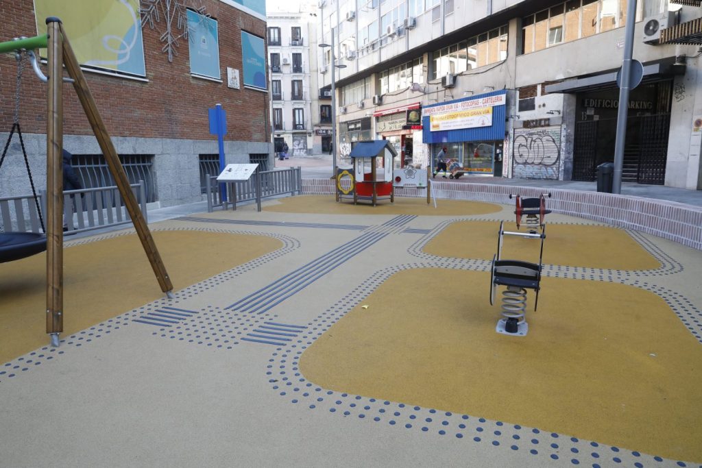 El mercado de los Mostenses estrena un entorno más peatonal y accesible 1