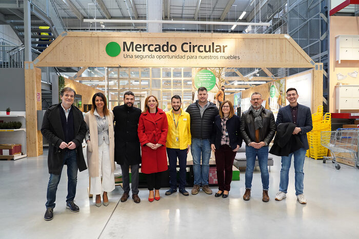 La alcaldesa de Alcorcón, Candelaria Testa visita IKEA