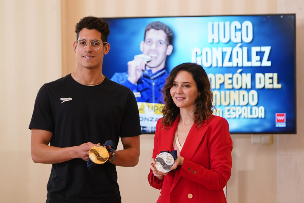 Ayuso reconoce la "humildad, talento, disciplina y sacrificio" del nadador Hugo González 5