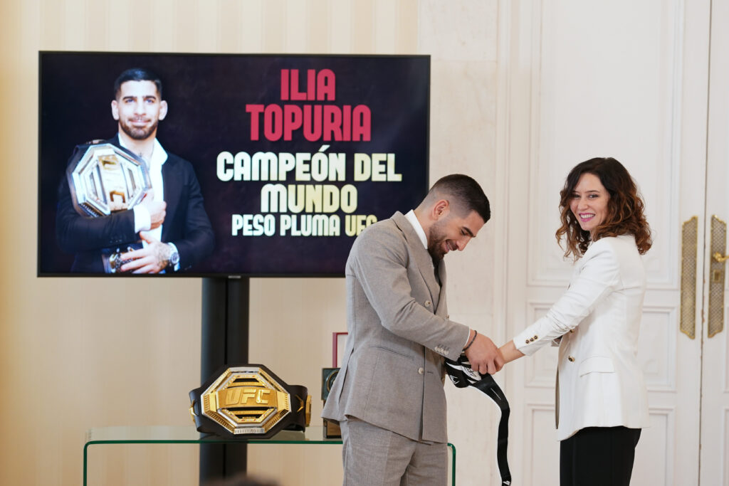 Topuria "entrega" a Almeida y Ayuso el cinturón de campeón de la UFC 11