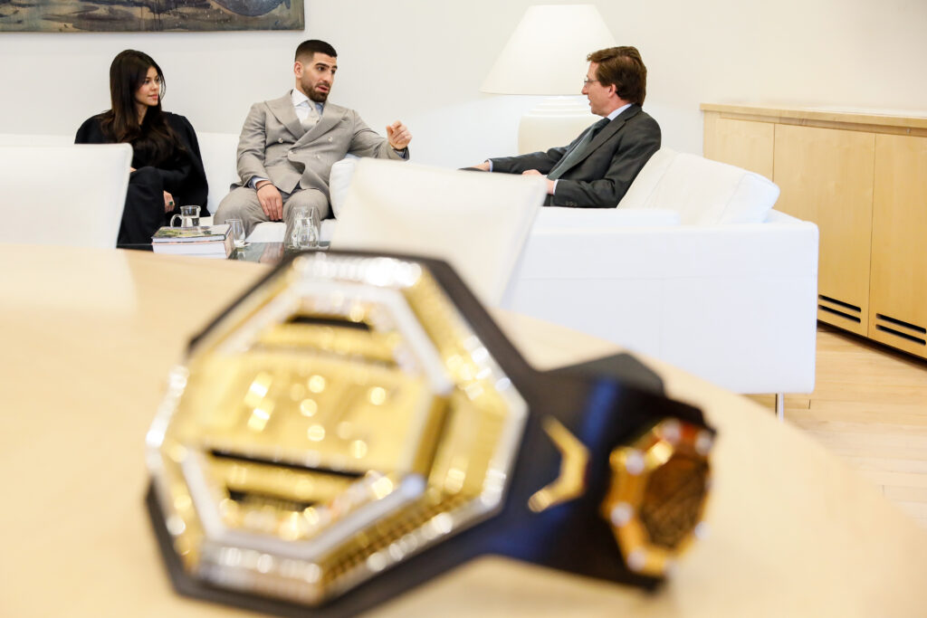 Topuria "entrega" a Almeida y Ayuso el cinturón de campeón de la UFC 1