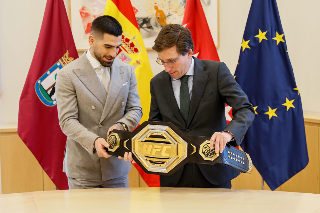 Topuria "entrega" a Almeida y Ayuso el cinturón de campeón de la UFC 3