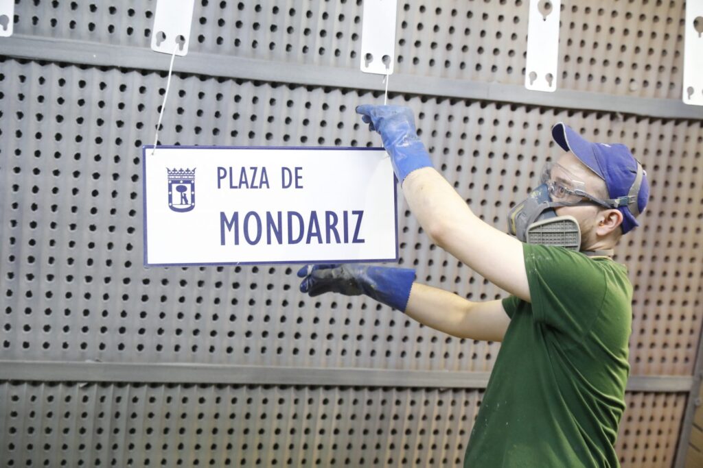 La historia detrás de las 61.174 placas identificativas de las calles de Madrid 2