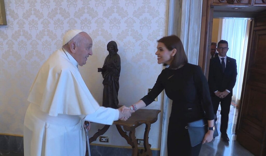 Judith Piquet traslada al Papa Francisco «el orgullo» de los alcalaínos por su paso por la ciudad 1