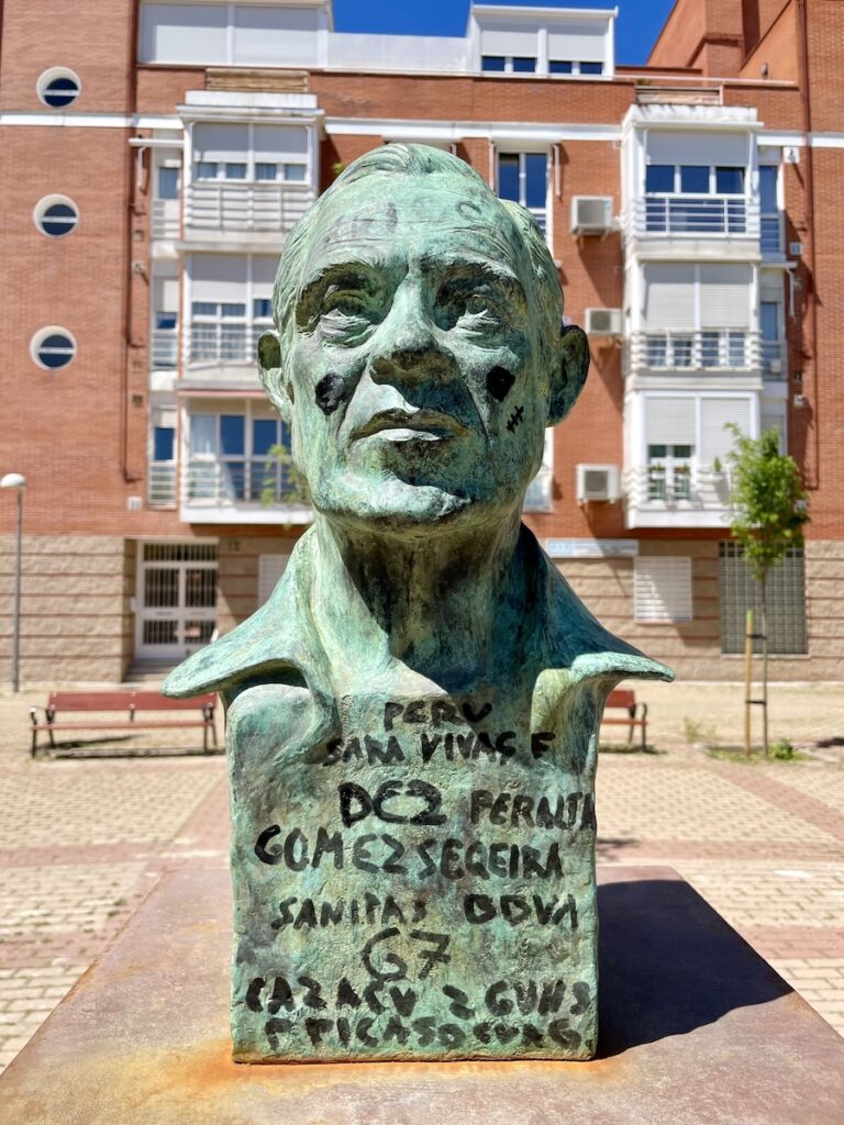Vandalizan el busto de Luis Aragonés en Hortaleza 6
